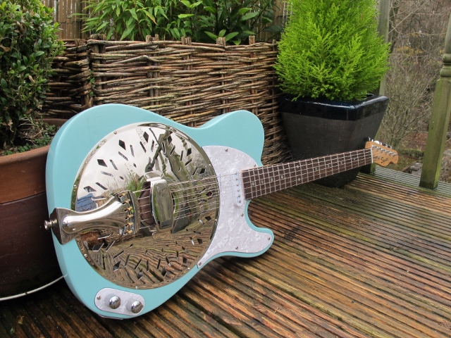 119 Surf Blue Sollophonic converted from a nice Squier Affinity with a rosewood board neck. Lovely player, lovely tone and a fine looking guitar. A rare pastel shaded Sollophonic.