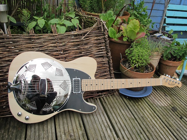 160 Lovely natural timber Sollophonic with a humbucker sized P90 and rear mounted controls. Now resides in the U.S of A. Sweet build, great player.