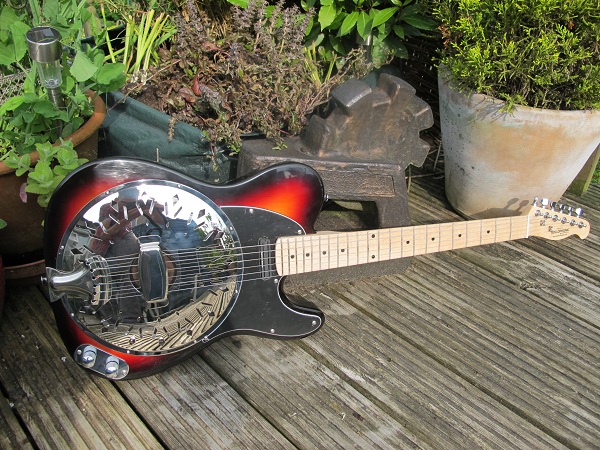 MikeBeckerSolloGarden Very nice sunburst with a maple neck and a Hotrail pickup. Now resides in the USA with a very happy owner who says "It is fantastic! Used it in the studio just yesterday! Sounds incredible "